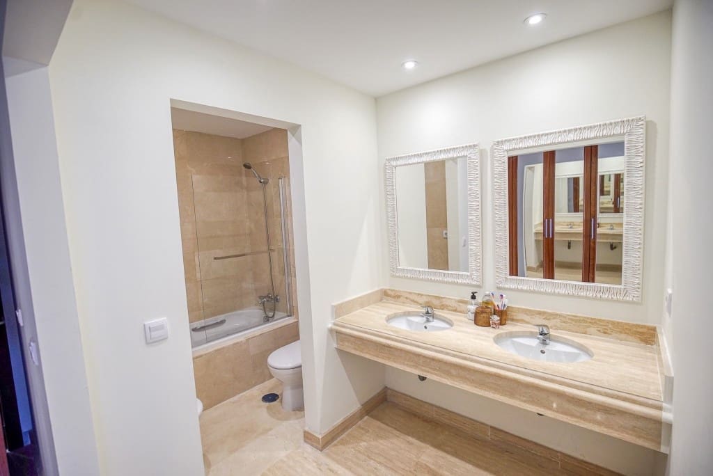 2 Zimmer Apartment zu verkaufen in Estepona mit Garage - 285.000 € (Ref: 8422616)
