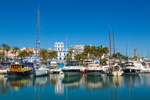 3 bedroom Apartment for sale in Estepona with pool - € 430,000 (Ref: 8444909)