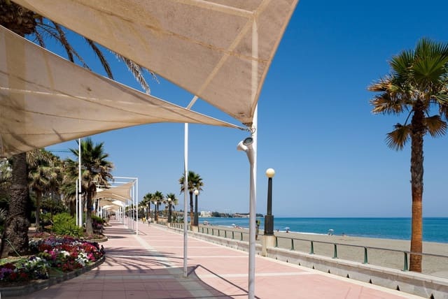 3 bedroom Apartment for sale in Estepona with pool - € 430,000 (Ref: 8444909)