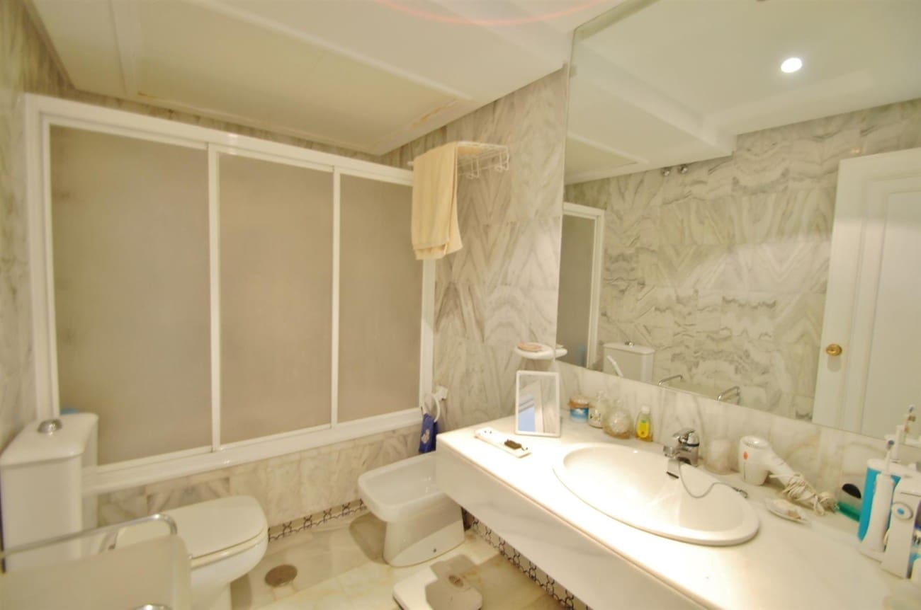 3 bedroom Apartment for sale in Marbella with pool - € 980,000 (Ref: 8467037)