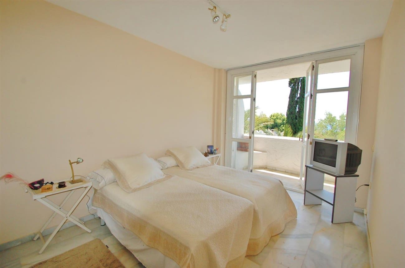 3 bedroom Apartment for sale in Marbella with pool - € 980,000 (Ref: 8467037)