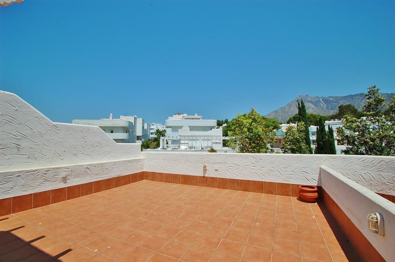 3 bedroom Apartment for sale in Marbella with pool - € 980,000 (Ref: 8467037)