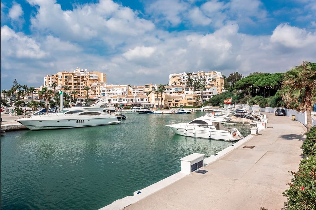 4 makuuhuone Huvila myytävänä paikassa Marbella mukana uima-altaan - 1 750 000 € (Ref: 8535949)