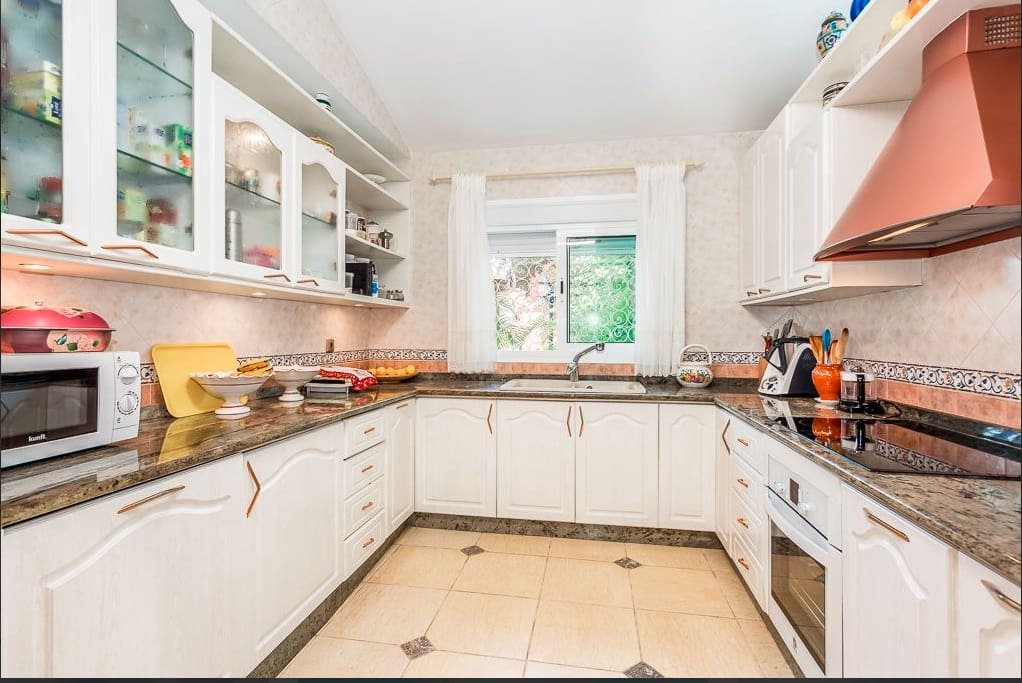 4 makuuhuone Huvila myytävänä paikassa Marbella mukana uima-altaan - 1 750 000 € (Ref: 8535949)