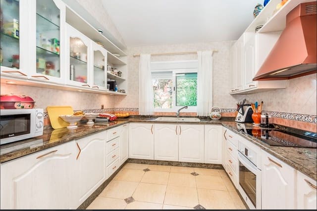 4 makuuhuone Huvila myytävänä paikassa Marbella mukana uima-altaan - 1 750 000 € (Ref: 8535949)