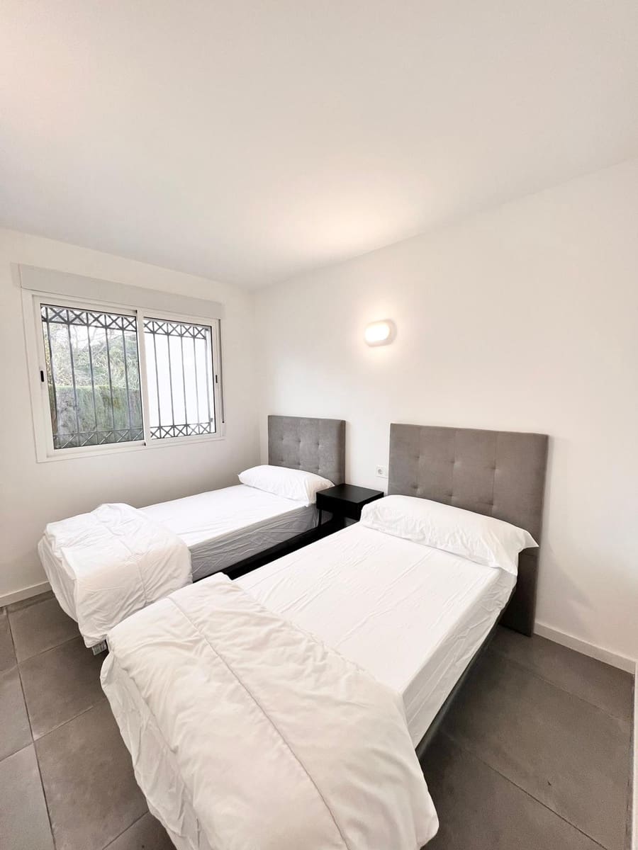 3 bedroom Apartment for sale in Estepona with pool - € 410,000 (Ref: 8769319)