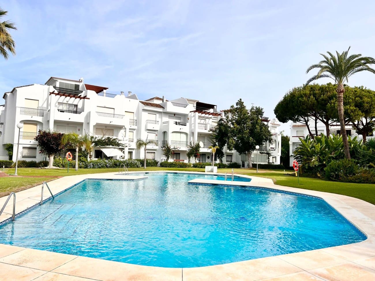 3 bedroom Apartment for sale in Estepona with pool - € 410,000 (Ref: 8769319)