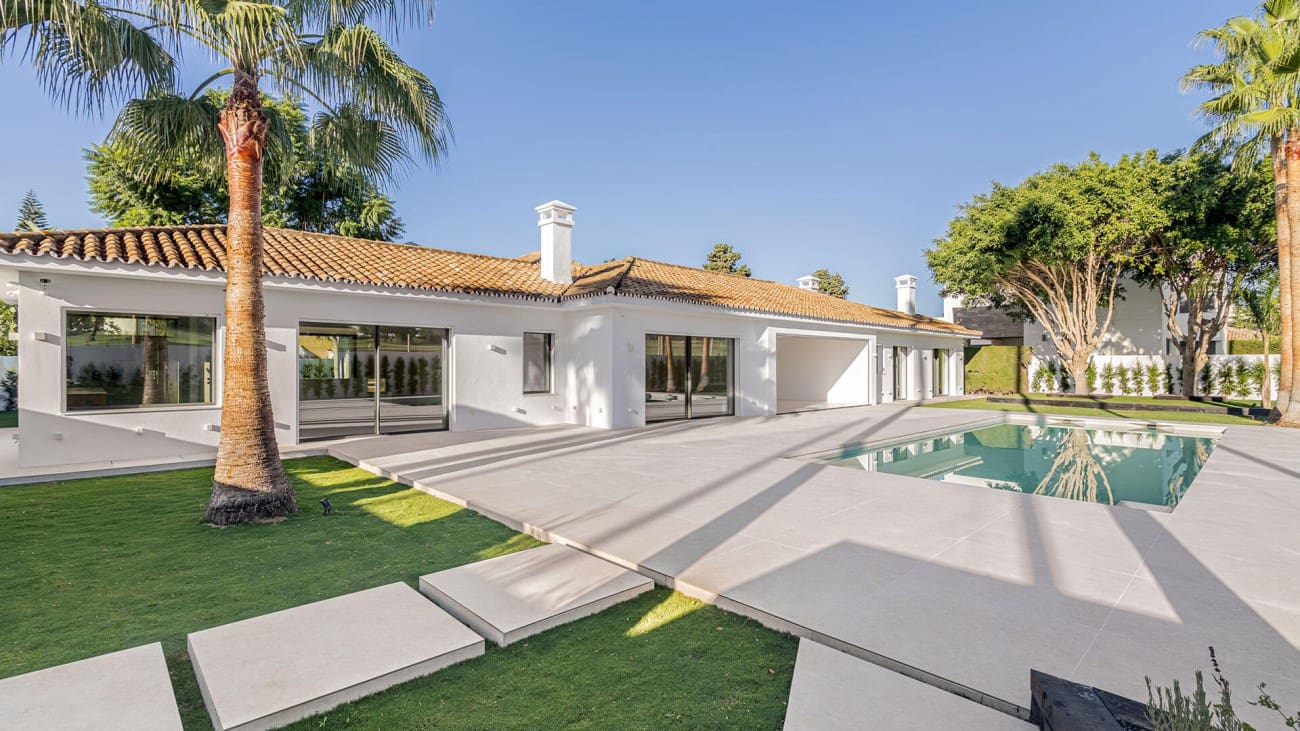 4 bedroom Villa for sale in Marbella with pool - € 2,850,000 (Ref: 8776868)