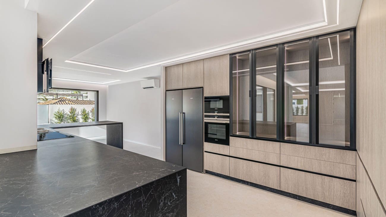 4 bedroom Villa for sale in Marbella with pool - € 2,850,000 (Ref: 8776868)