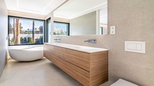 4 bedroom Villa for sale in Marbella with pool - € 2,850,000 (Ref: 8776868)