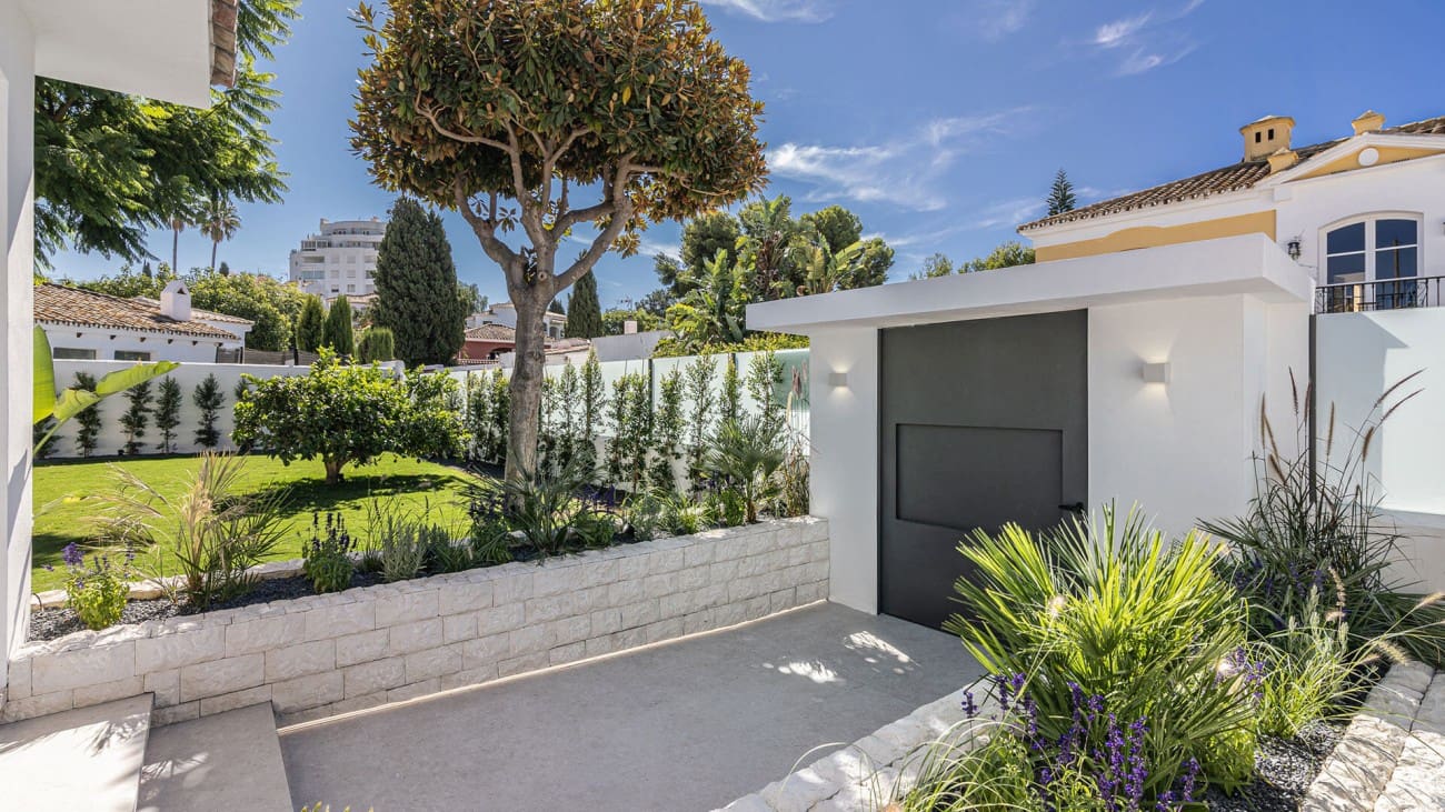 4 bedroom Villa for sale in Marbella with pool - € 2,850,000 (Ref: 8776868)