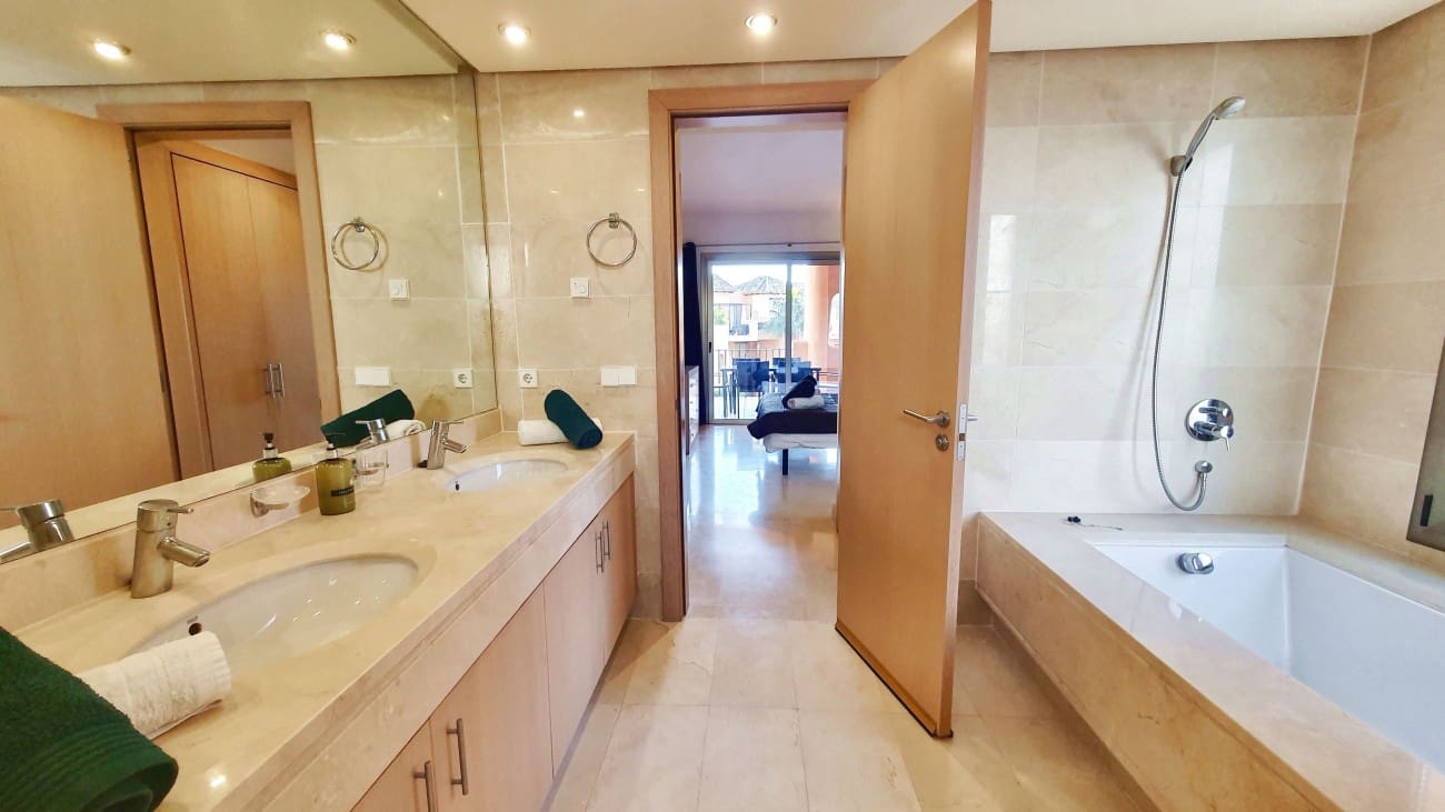 2 bedroom Apartment for sale in Estepona with pool - € 397,000 (Ref: 8837560)