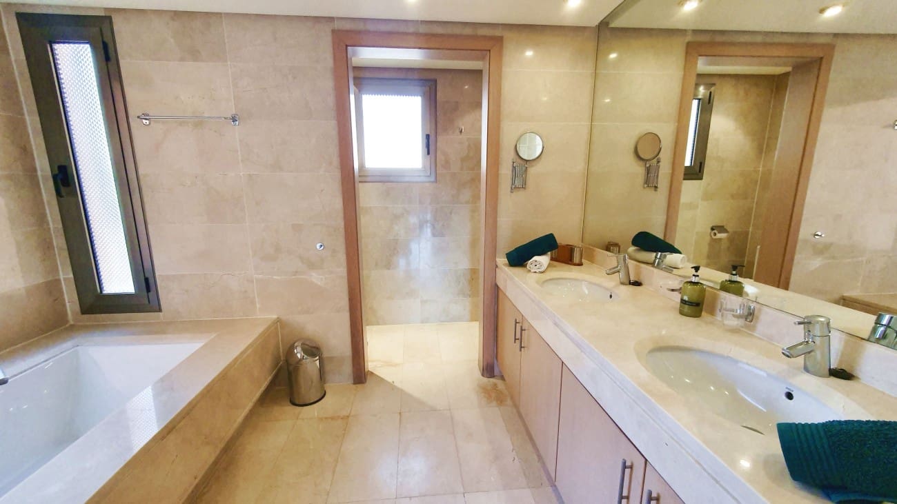 2 bedroom Apartment for sale in Estepona with pool - € 397,000 (Ref: 8837560)