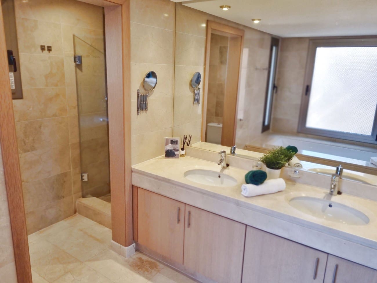 2 bedroom Apartment for sale in Estepona with pool - € 397,000 (Ref: 8837560)