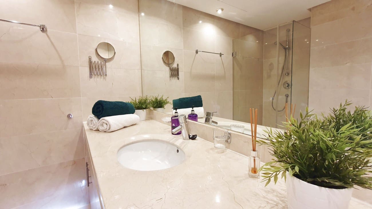 2 bedroom Apartment for sale in Estepona with pool - € 397,000 (Ref: 8837560)