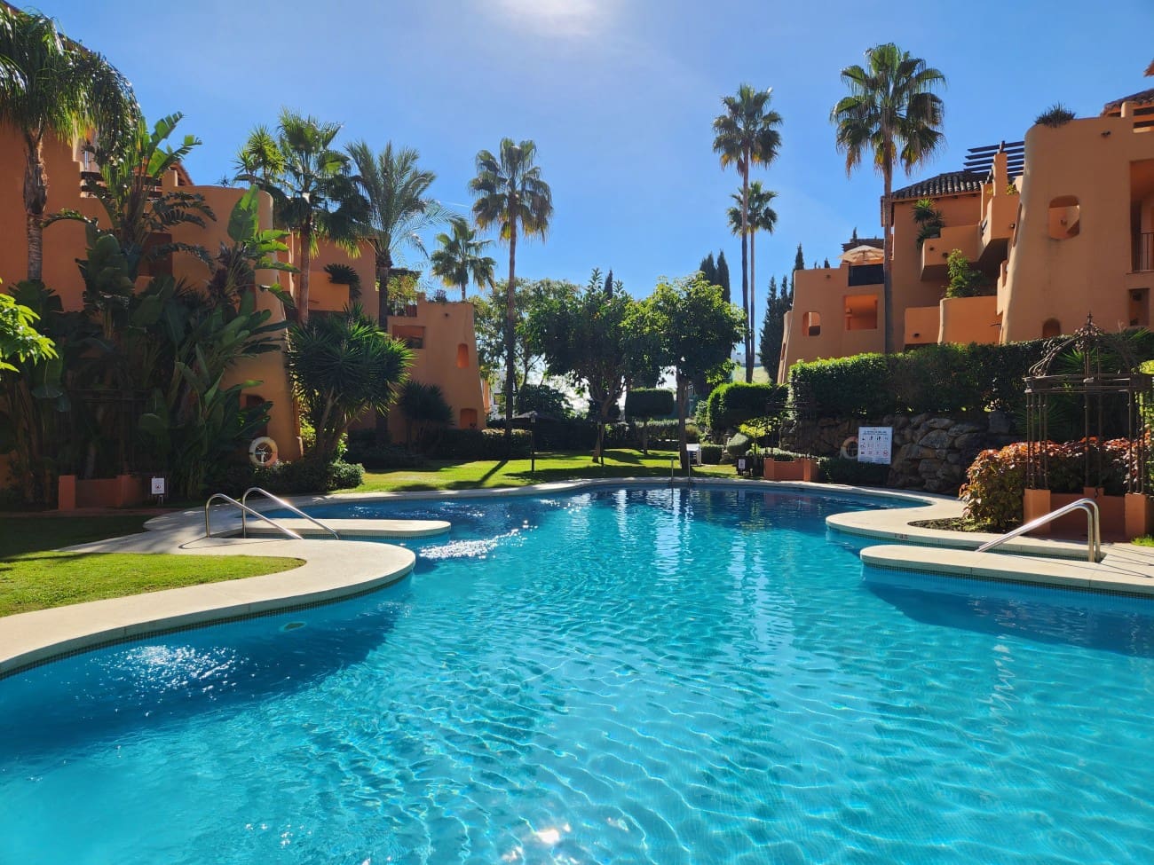 2 bedroom Apartment for sale in Estepona with pool - € 397,000 (Ref: 8837560)