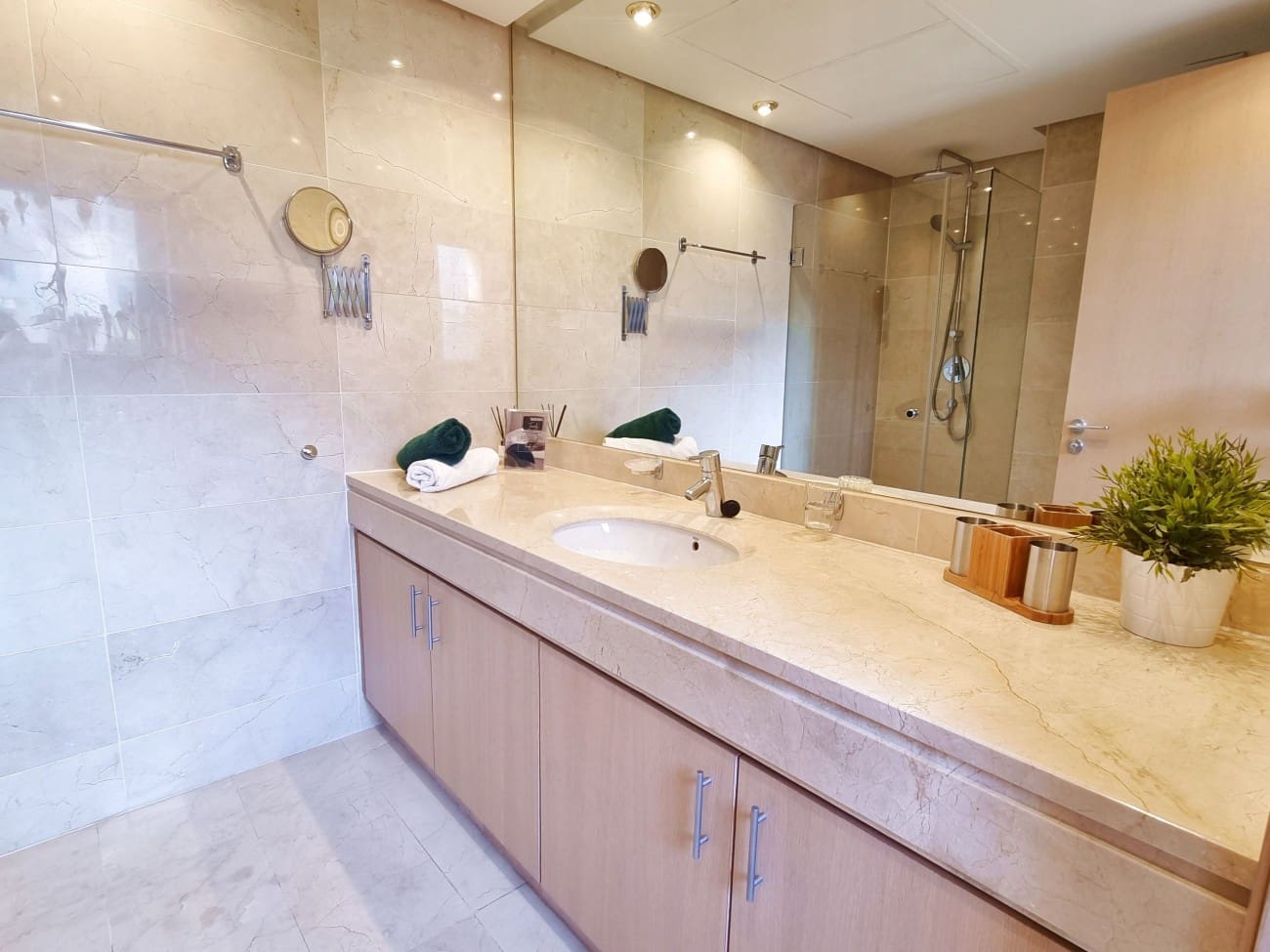 2 bedroom Apartment for sale in Estepona with pool - € 397,000 (Ref: 8837560)