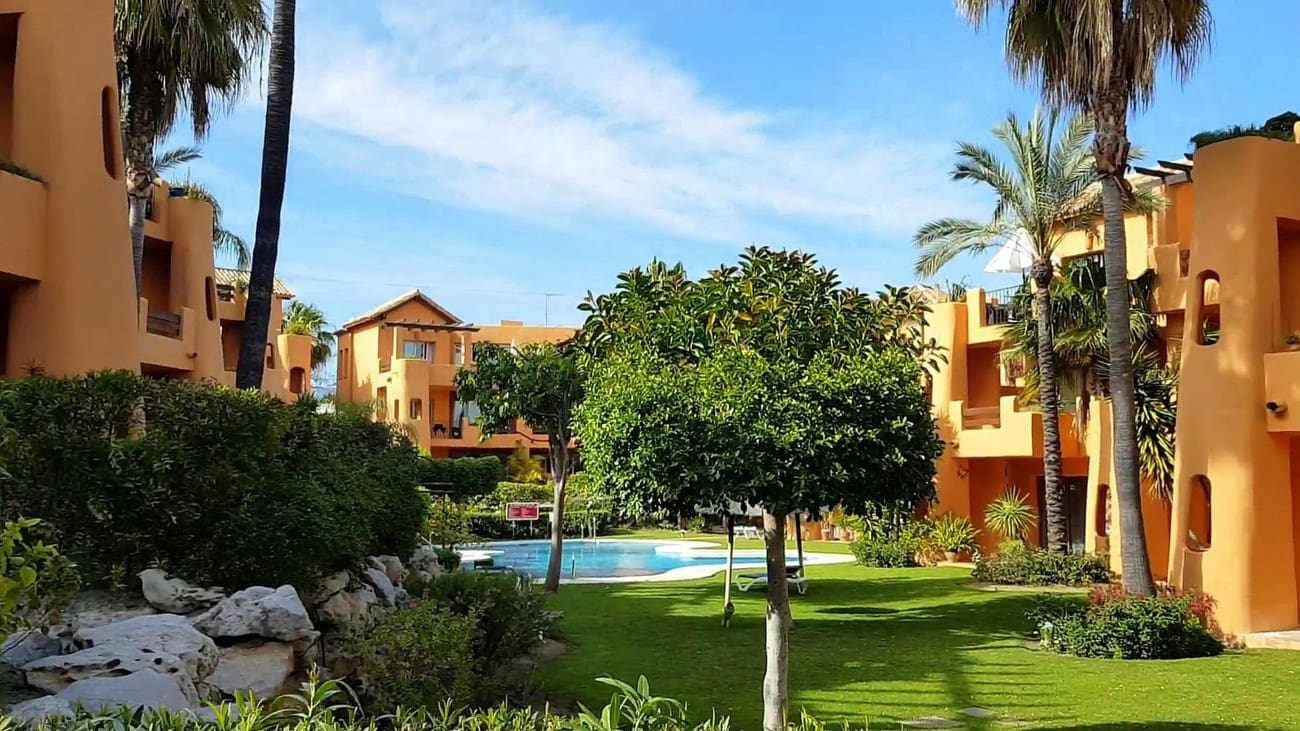 2 bedroom Apartment for sale in Estepona with pool - € 397,000 (Ref: 8837560)