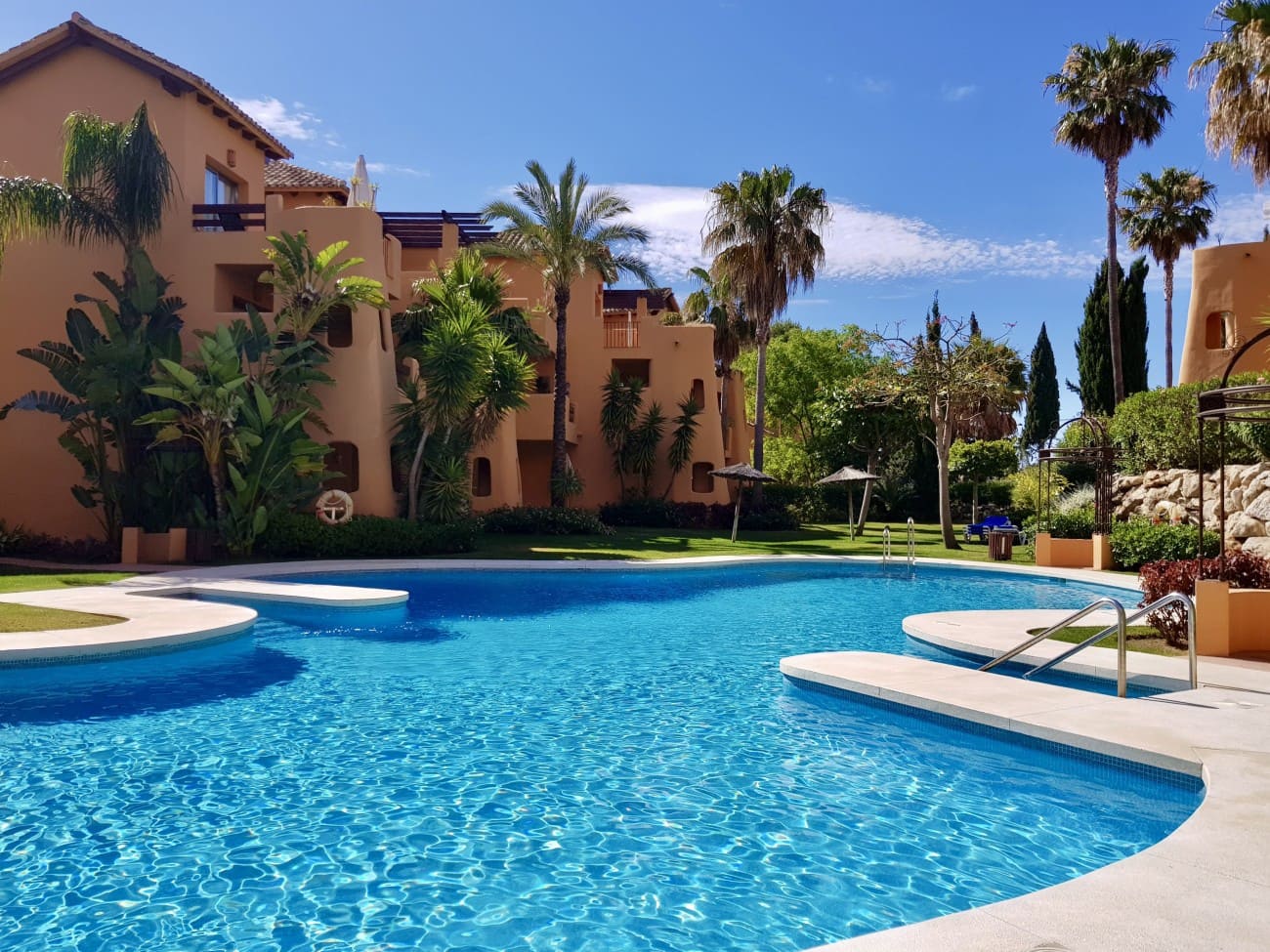 2 bedroom Apartment for sale in Estepona with pool - € 397,000 (Ref: 8837560)