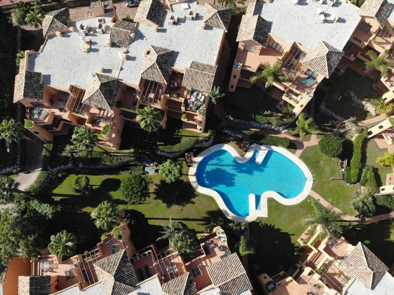 2 bedroom Apartment for sale in Estepona with pool - € 397,000 (Ref: 8837560)