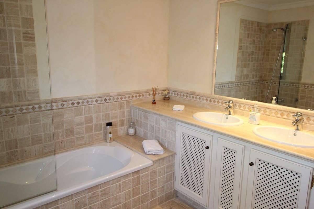 5 soverom Villa til salgs i Sotogrande med garasje - € 2 300 000 (Ref: 9080842)