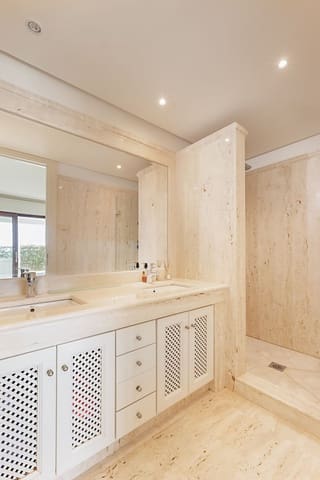 Apartamento de 3 habitaciones en Estepona en venta - 2.020.000 € (Ref: 9080845)