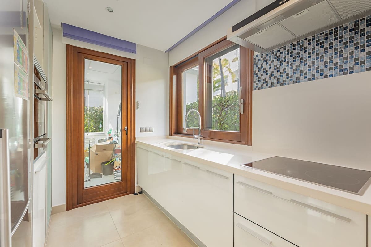 3 soveværelse Lejlighed til salg i Estepona - € 2.020.000 (Ref: 9080845)