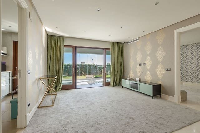 Apartamento de 3 habitaciones en Estepona en venta - 2.020.000 € (Ref: 9080845)