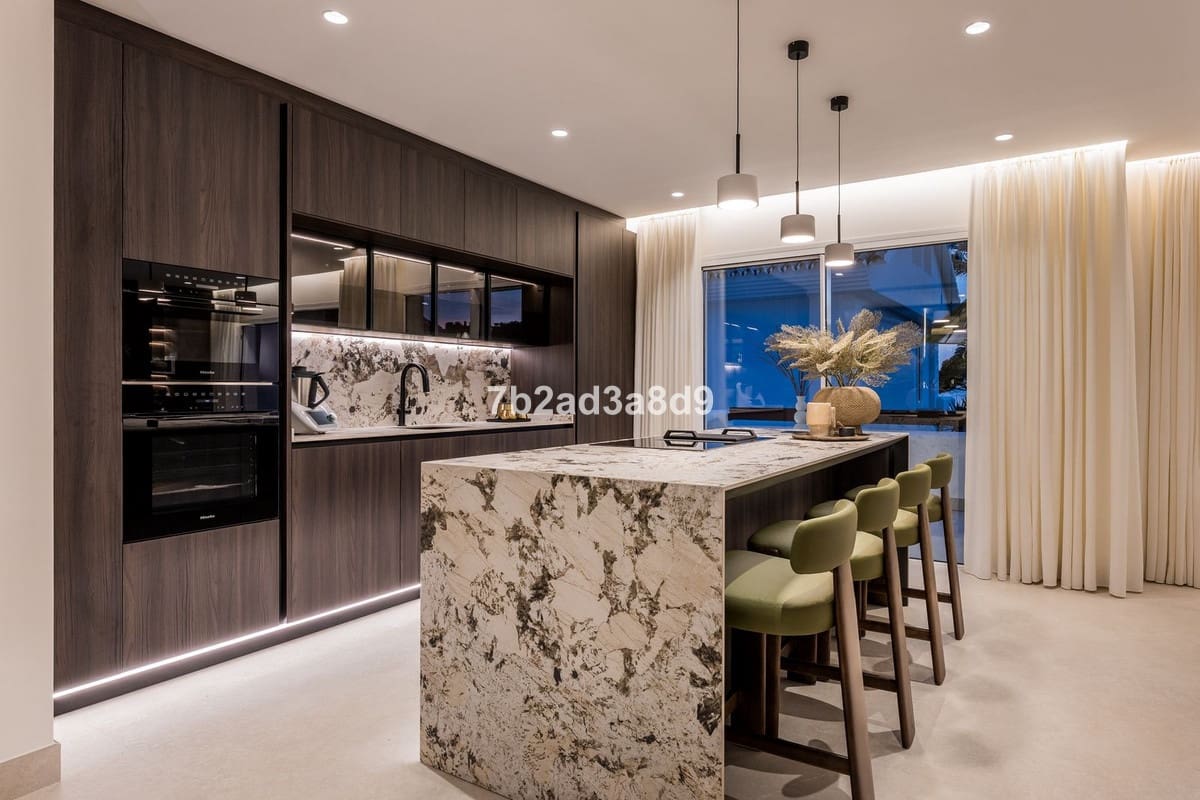 3 soverom Leilighet til salgs i Los Monteros - € 2 450 000 (Ref: 9080850)