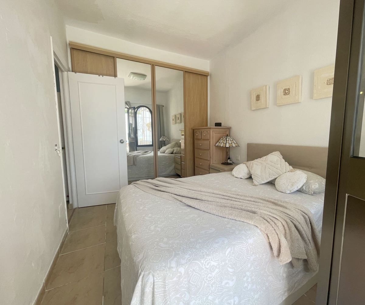 2 bedroom Apartment for sale in La Duquesa / Puerto de la Duquesa - € 213,000 (Ref: 9080868)