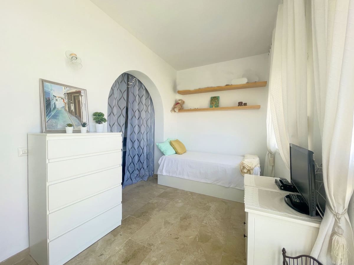 2 bedroom Apartment for sale in La Duquesa / Puerto de la Duquesa - € 213,000 (Ref: 9080868)