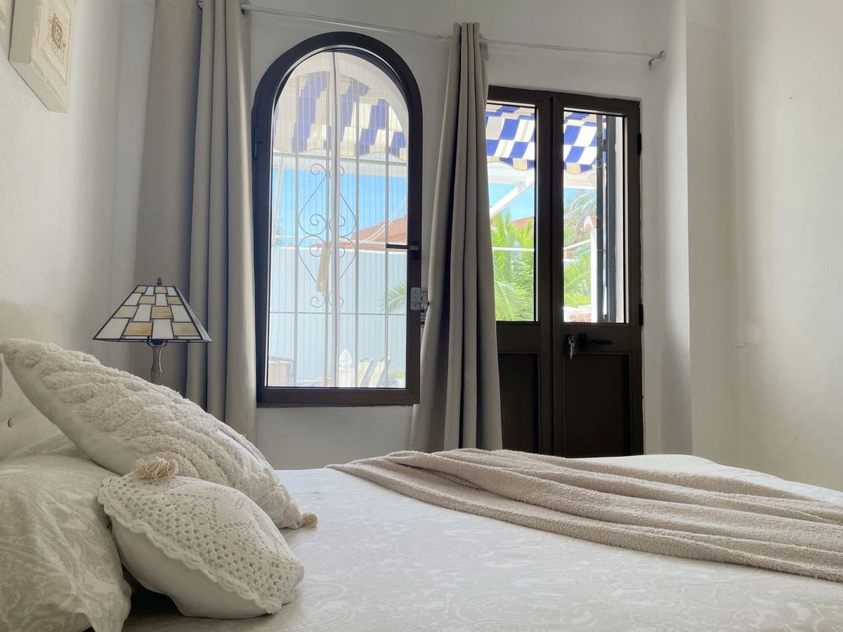 2 bedroom Apartment for sale in La Duquesa / Puerto de la Duquesa - € 213,000 (Ref: 9080868)