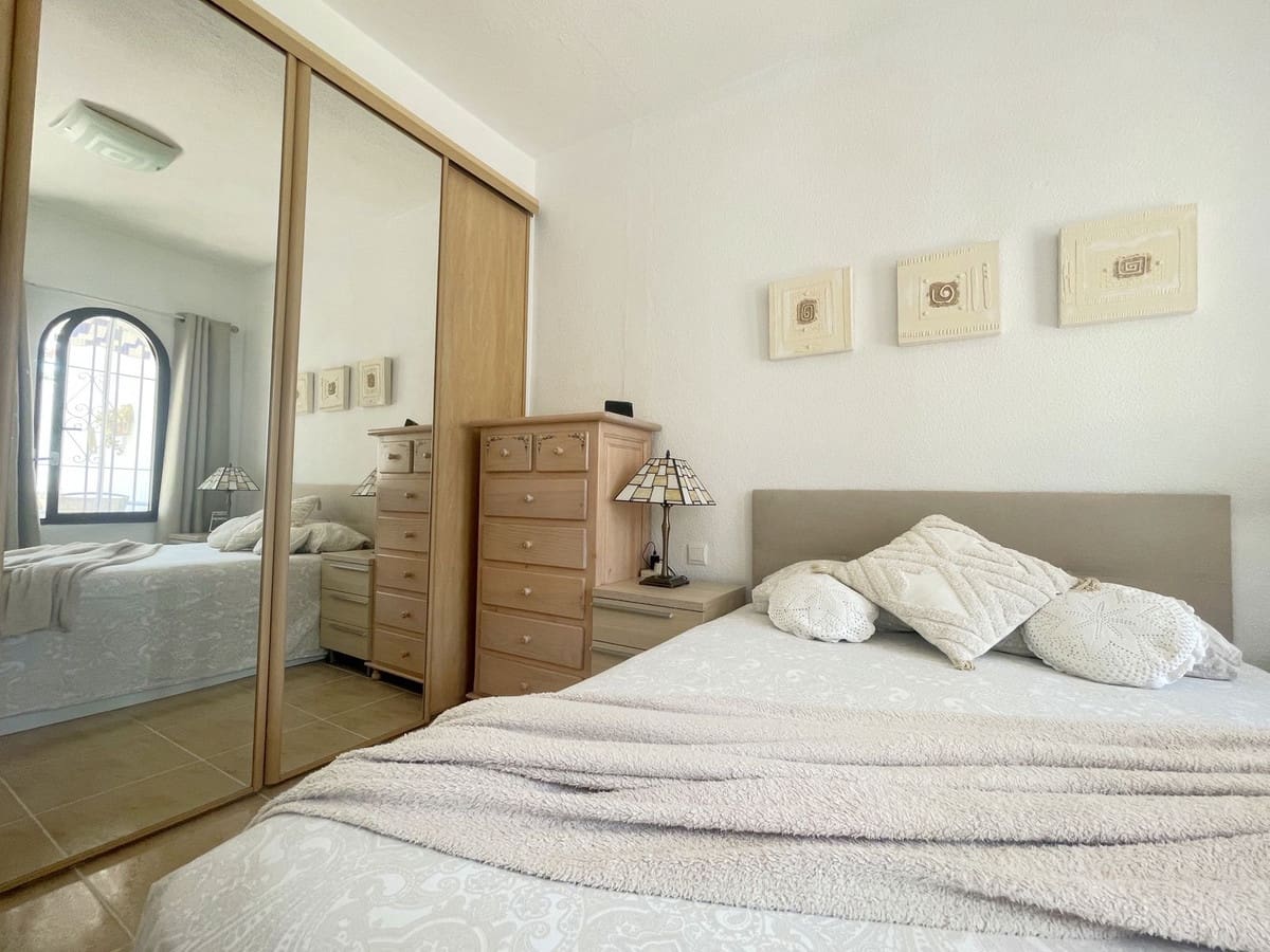 2 bedroom Apartment for sale in La Duquesa / Puerto de la Duquesa - € 213,000 (Ref: 9080868)