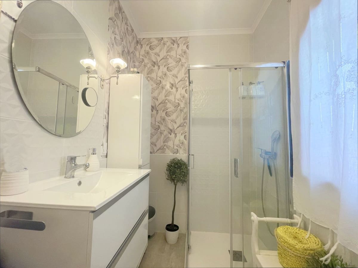 2 bedroom Apartment for sale in La Duquesa / Puerto de la Duquesa - € 213,000 (Ref: 9080868)