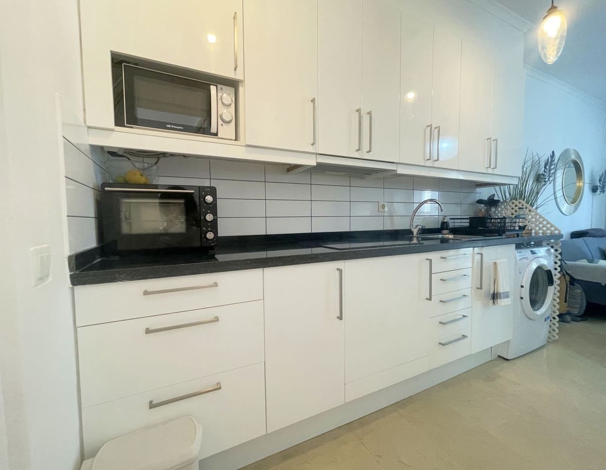 2 bedroom Apartment for sale in La Duquesa / Puerto de la Duquesa - € 213,000 (Ref: 9080868)