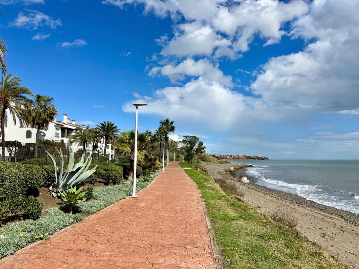 Apartment for sale in Estepona - € 230,000 (Ref: 9080871)