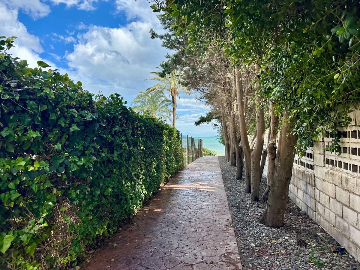 Apartment for sale in Estepona - € 230,000 (Ref: 9080871)