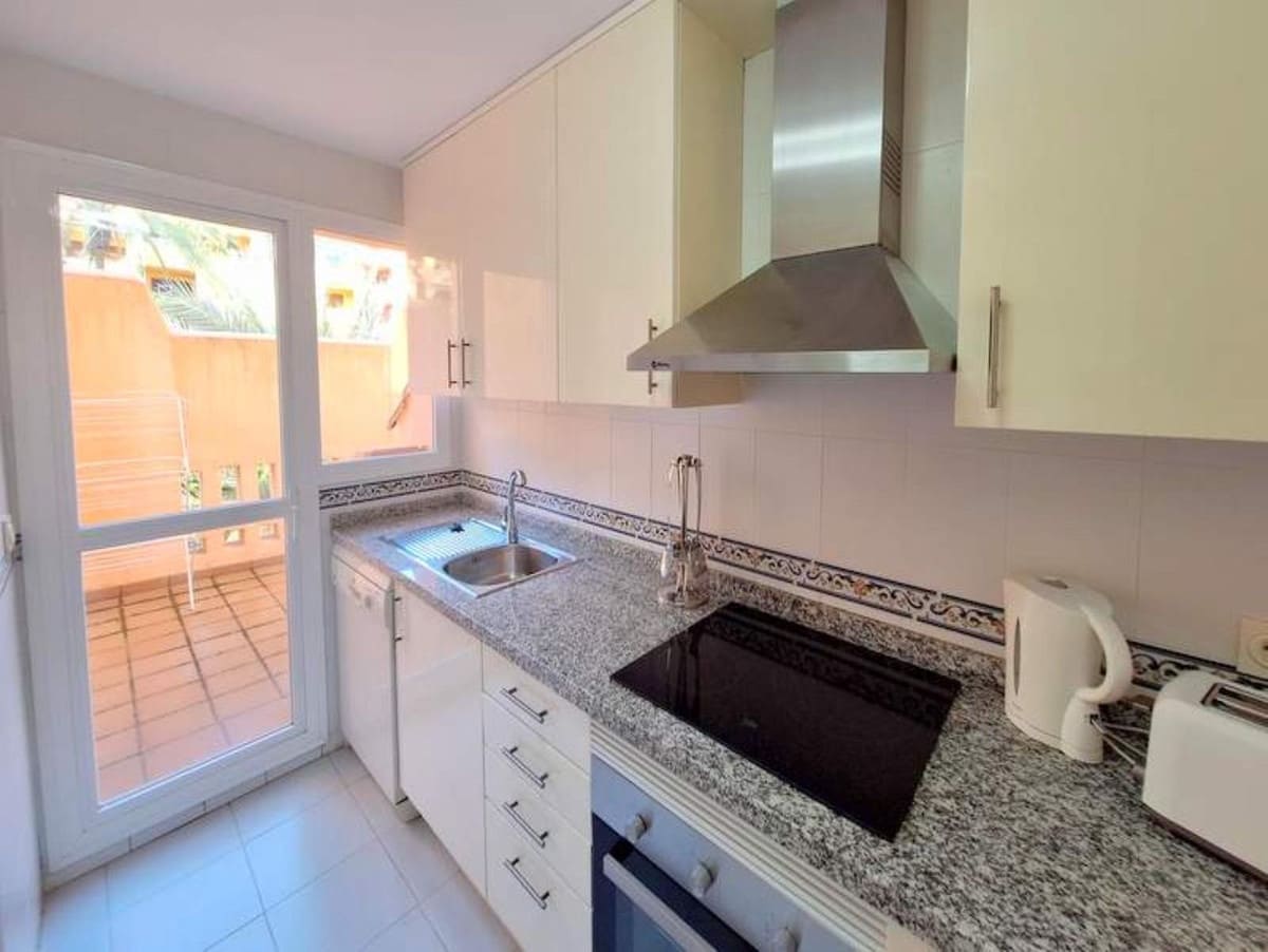 2 soveværelse Lejlighed til salg i La Duquesa / Puerto de la Duquesa - € 225.000 (Ref: 9080878)