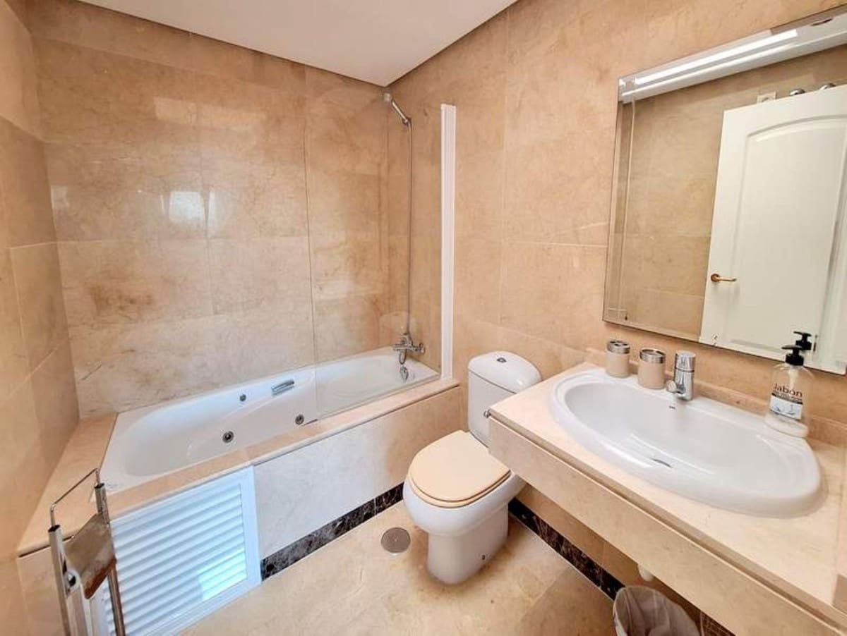 2 soveværelse Lejlighed til salg i La Duquesa / Puerto de la Duquesa - € 225.000 (Ref: 9080878)