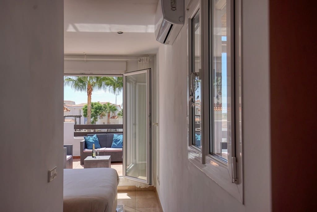 2 quarto Apartamento para venda em La Duquesa / Puerto de la Duquesa com garagem - 210 000 € (Ref: 9080886)