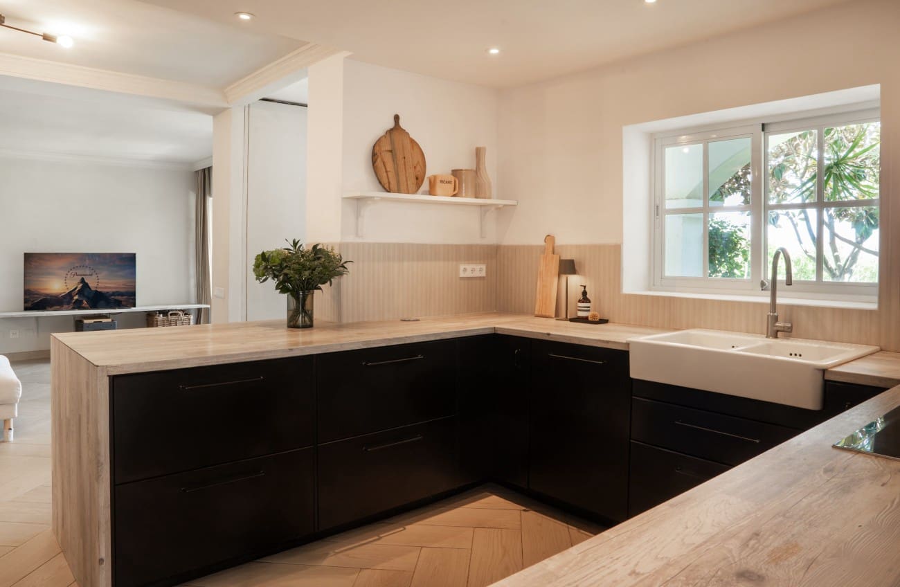 4 bedroom Villa for sale in Estepona with pool - € 1,450,000 (Ref: 9192680)