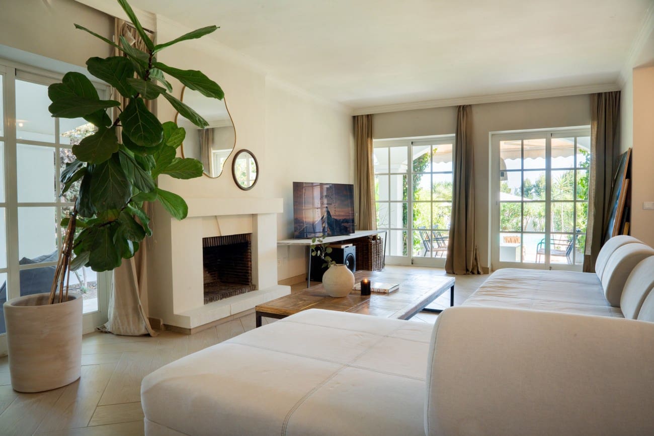 4 bedroom Villa for sale in Estepona with pool - € 1,450,000 (Ref: 9192680)