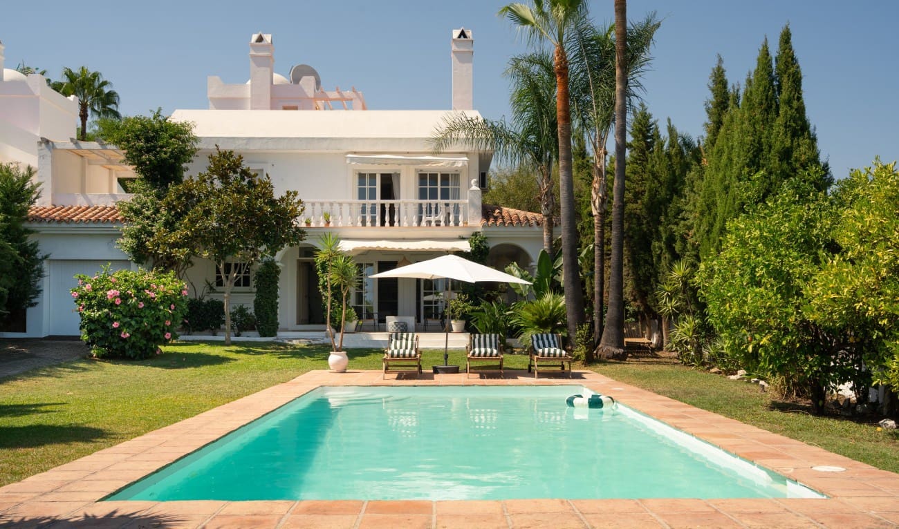 4 bedroom Villa for sale in Estepona with pool - € 1,450,000 (Ref: 9192680)