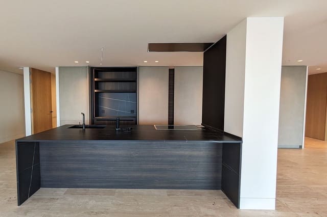 Apartamento de 4 habitaciones en Estepona en venta con garaje - 4.385.000 € (Ref: 9314630)