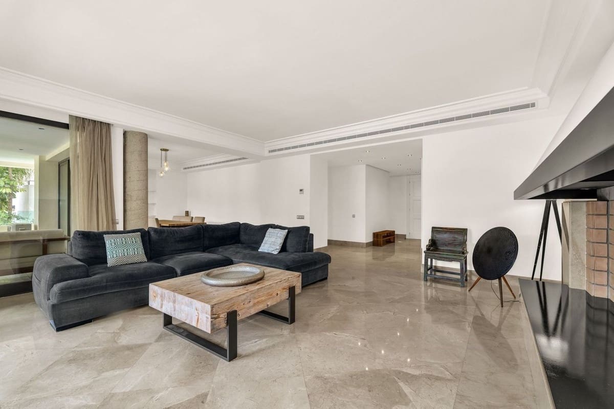 3 soveværelse Lejlighed til salg i Los Monteros - € 1.195.000 (Ref: 9314633)