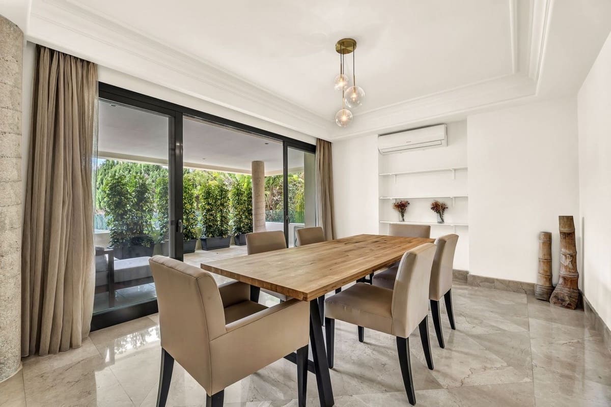 3 soveværelse Lejlighed til salg i Los Monteros - € 1.195.000 (Ref: 9314633)