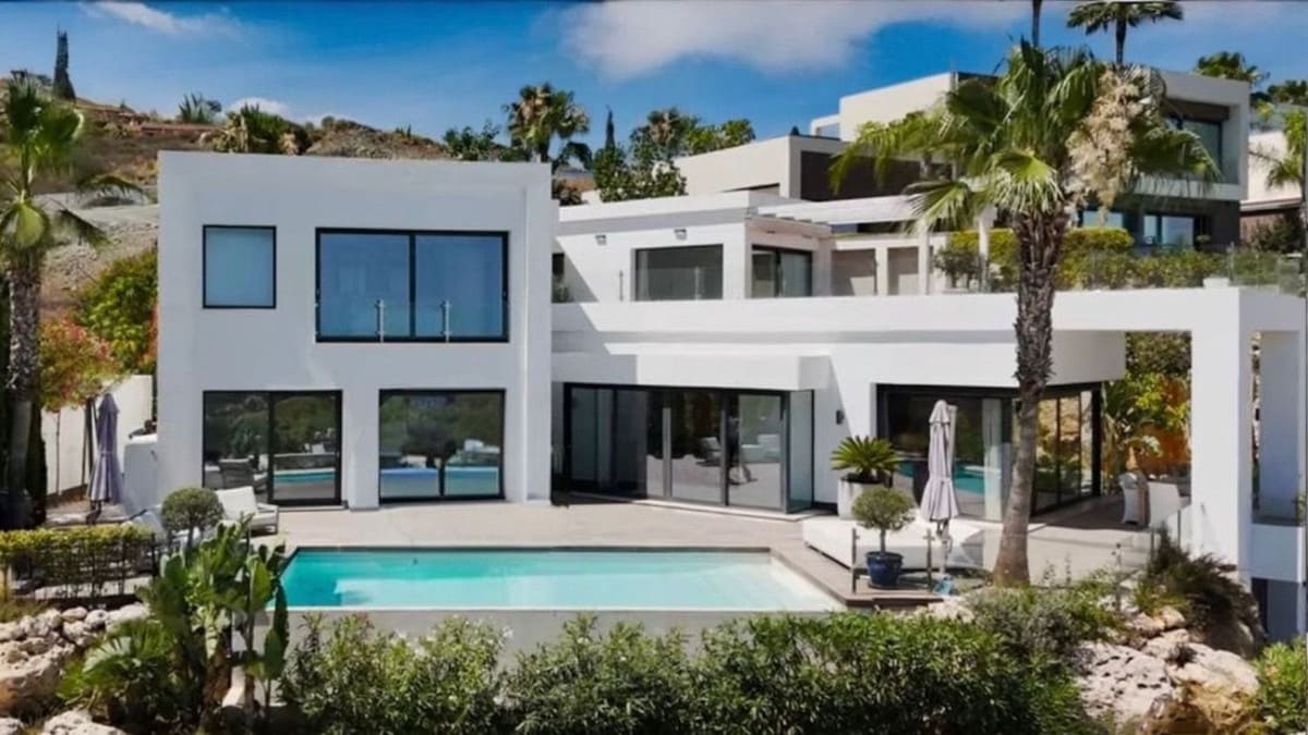 4 bedroom Villa for sale in Benahavis - € 2,950,000 (Ref: 9314634)