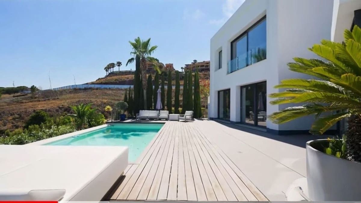 4 bedroom Villa for sale in Benahavis - € 2,950,000 (Ref: 9314634)