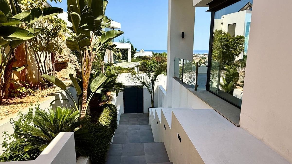 4 bedroom Villa for sale in Benahavis - € 2,950,000 (Ref: 9314634)