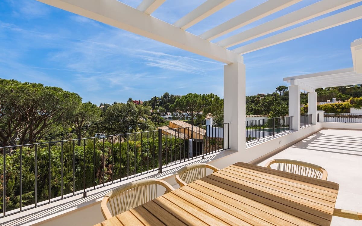5 bedroom Villa for sale in Benahavis - € 3,985,000 (Ref: 9314636)